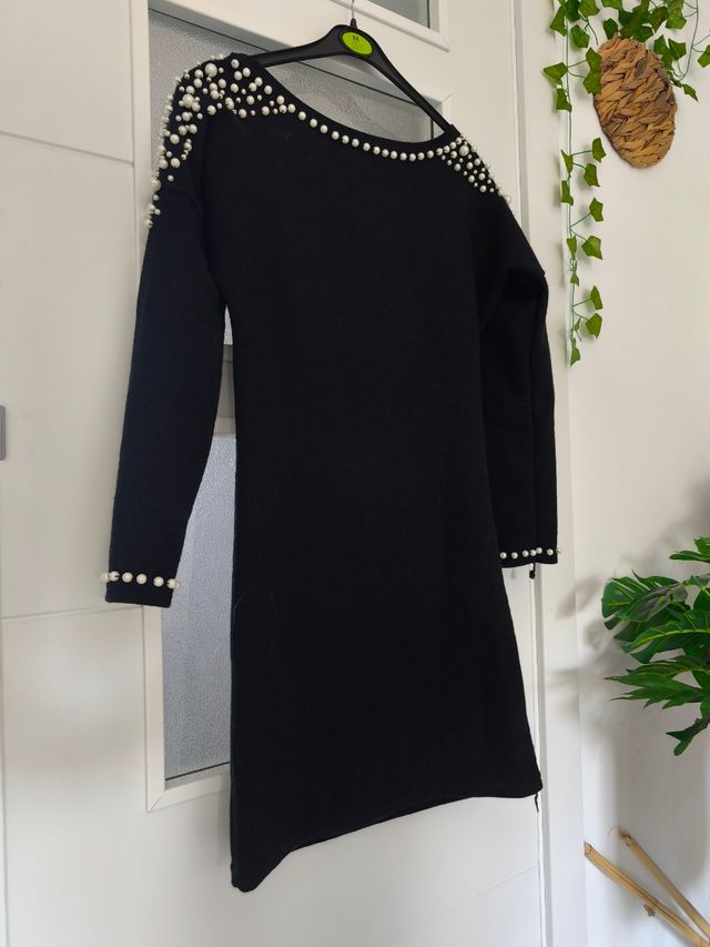 Vestido negro elegante con perlas