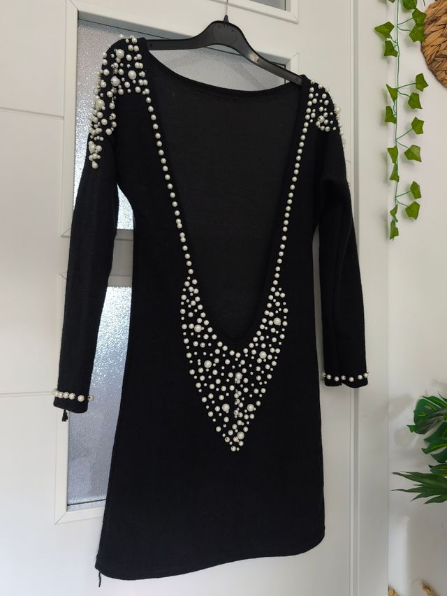 Vestido negro elegante con perlas