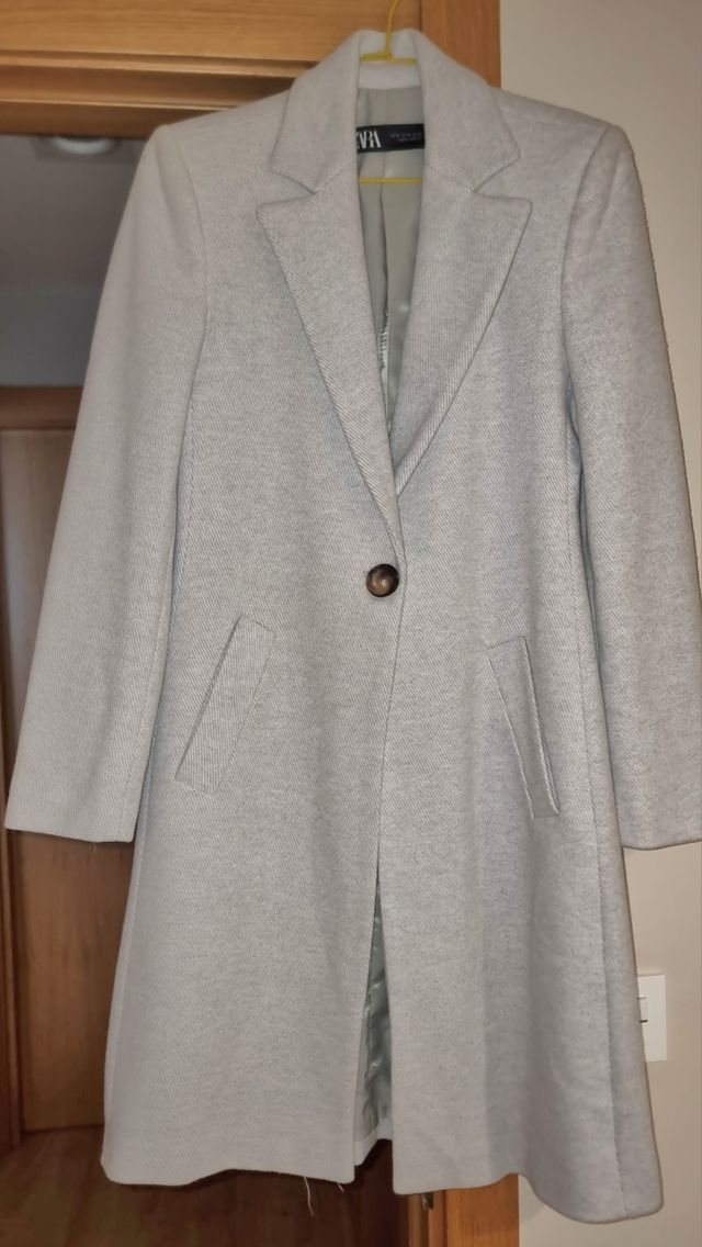 Abrigo Zara gris claro mujer.