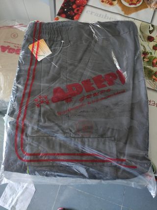 Pantalón trabajo nuevo, con franjas reflectantes.