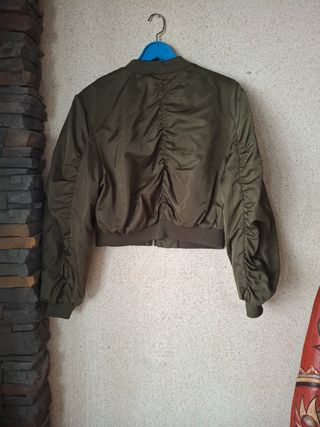 Cazadora bomber Stradivarius verde oliva