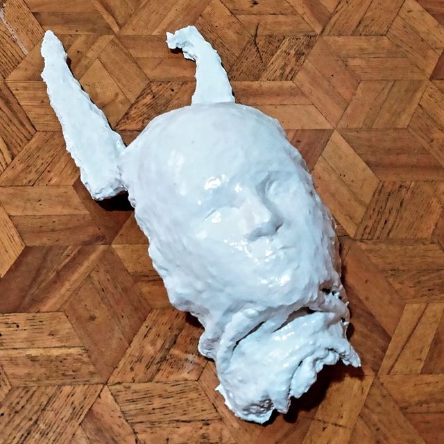 Maschera volto di donna con corna scultura in ceme