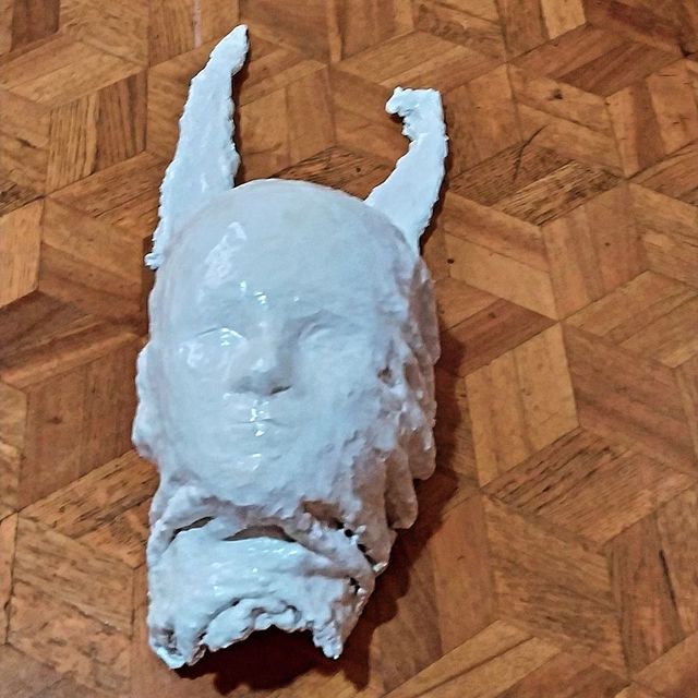 Maschera volto di donna con corna scultura in ceme