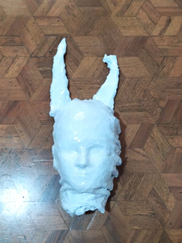 Maschera volto di donna con corna scultura in ceme