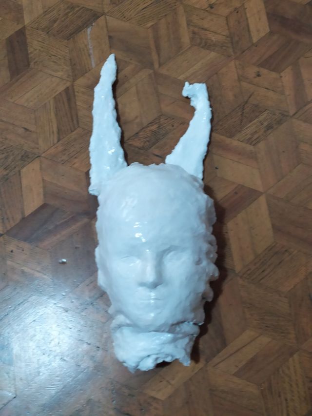 Maschera volto di donna con corna scultura in ceme