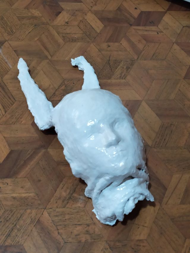 Maschera volto di donna con corna scultura in ceme