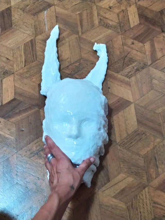 Maschera volto di donna con corna scultura in ceme