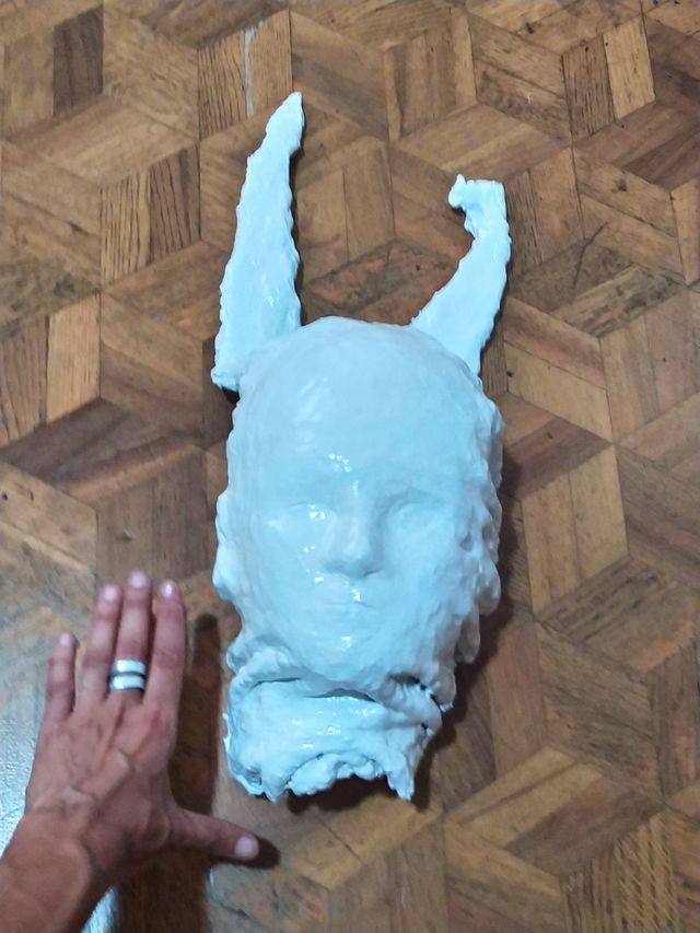 Maschera volto di donna con corna scultura in ceme