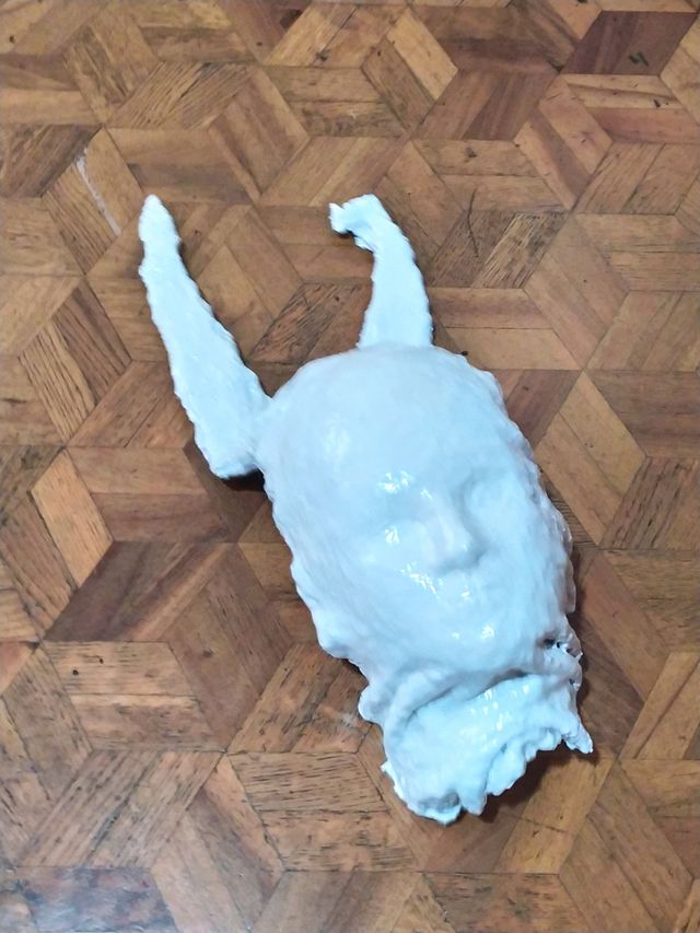 Maschera volto di donna con corna scultura in ceme