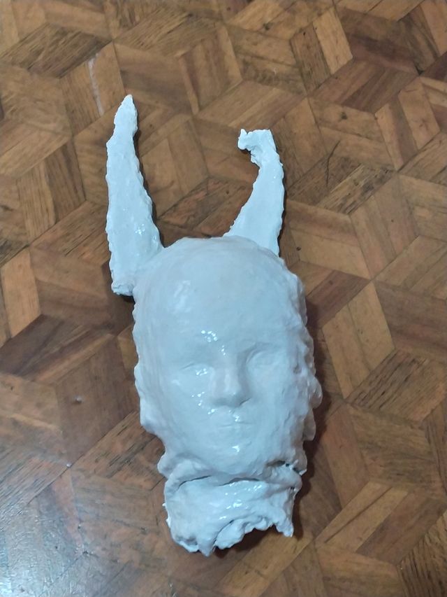 Maschera volto di donna con corna scultura in ceme