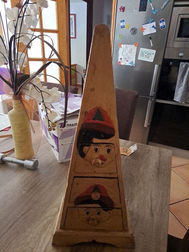 Mueble madera infantil vintage tallado a mano