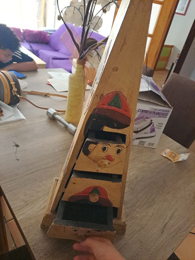 Mueble madera infantil vintage tallado a mano