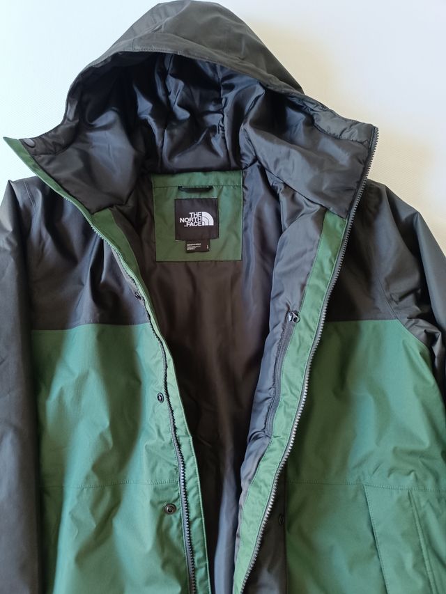 Chaqueta North Face negra y verde