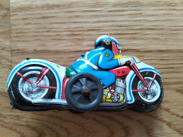 Moto antigua de hojalata