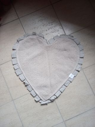 Tappetino bagno a cuore beige