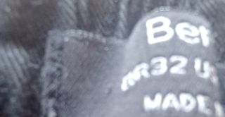 Ropa: camiseta amarilla y pantalón negro