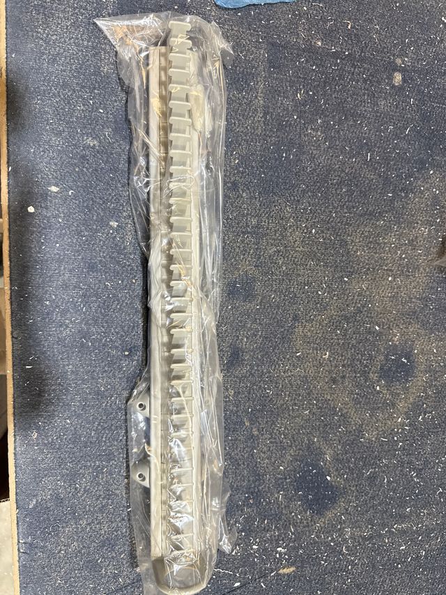 Corbatero Extraible metálico plateado.