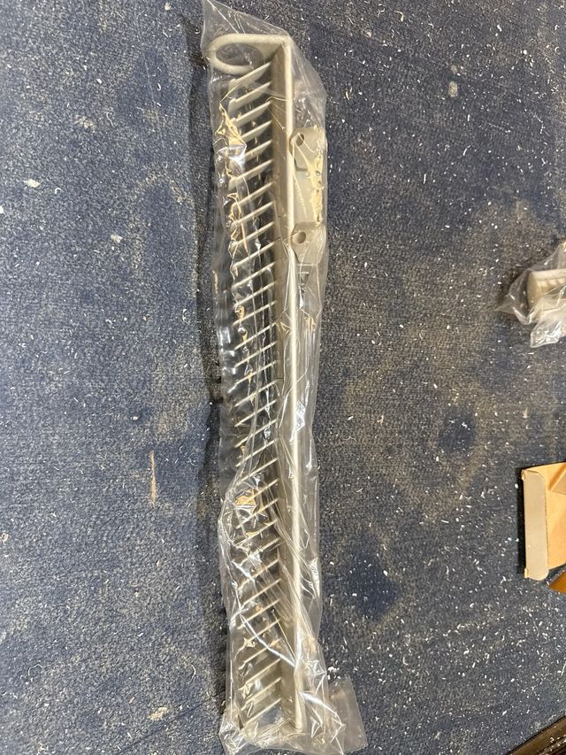 Corbatero Extraible metálico plateado.