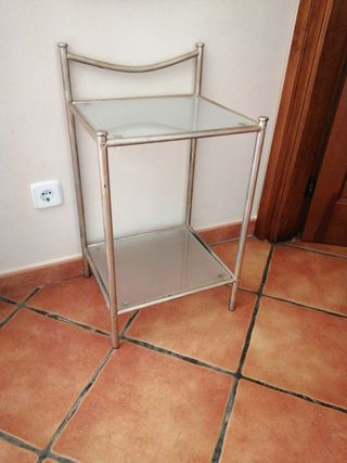 Mesita auxiliar dorada con cristal