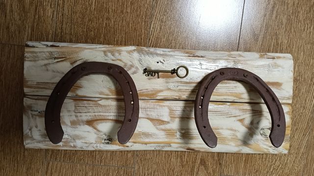 Decoración pared: 2 herraduras + panel fotos