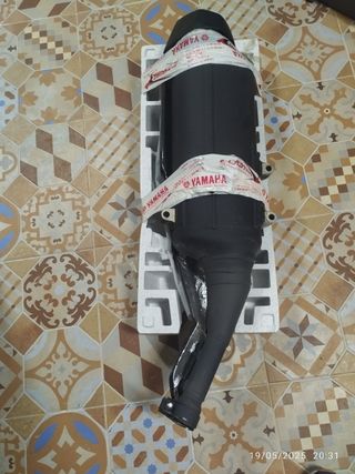 Escape de serie Yamaha X-Max 400
