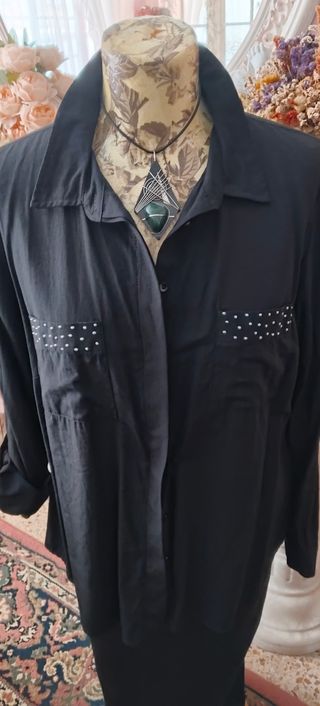 Blusa negra c/tachas - Talla L