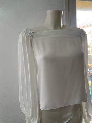 Blusa blanca hombros caídos