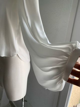 Blusa blanca hombros caídos