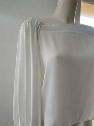 Blusa blanca hombros caídos
