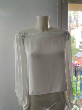 Blusa blanca hombros caídos