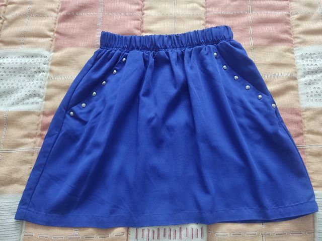 Minifalda fresquita azul klein.