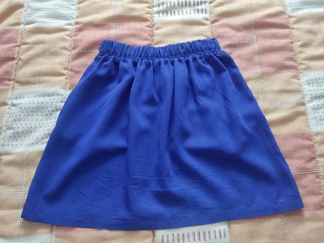 Minifalda fresquita azul klein.