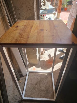Mesa alta terraza - madera y metal..son 8 mesas