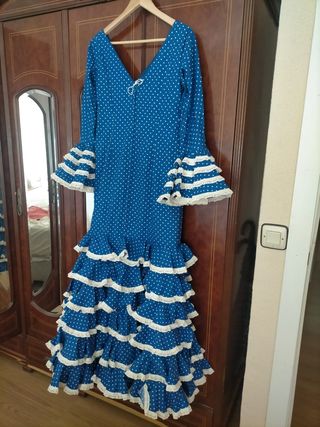 Traje Flamenca lunares azul,  puesto dos veces. 