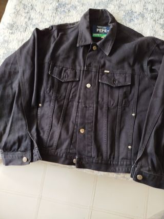 Cazadora vaquera Pepe Jeans negra unisex.