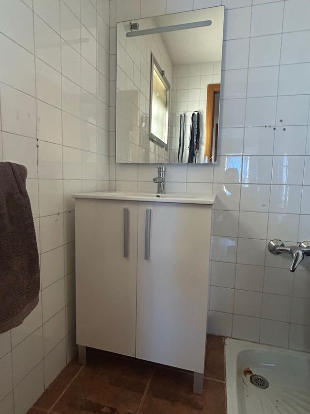 Mueble lavabo blanco con grifo