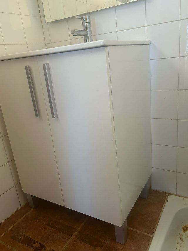 Mueble lavabo blanco con grifo