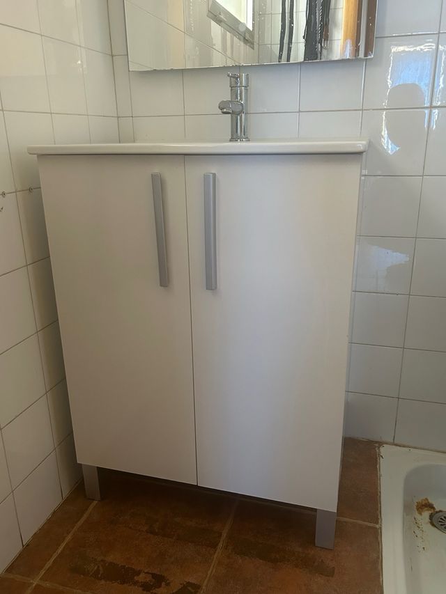 Mueble lavabo blanco con grifo