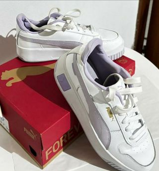 Zapatillas Puma blancas y moradas