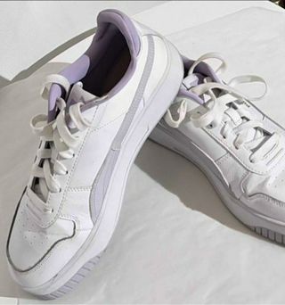 Zapatillas Puma blancas y moradas