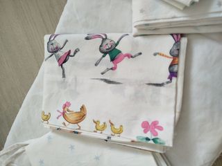 Chichonera y ropa de cuna