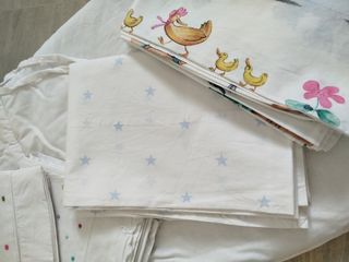 Chichonera y ropa de cuna