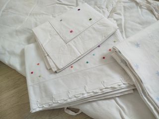 Chichonera y ropa de cuna