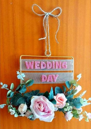 Ghirlanda matrimonio: base dorata e fiori rosa