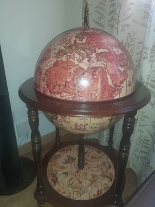 Bar con forma de globo terráqueo