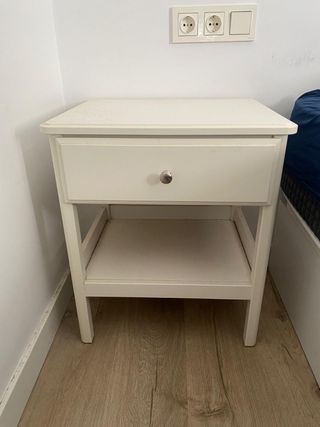 Dos mesillas de noche blanca - madera