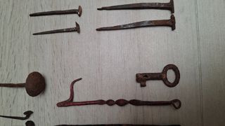 Lote clavos, llave y herrajes antiguos hierro