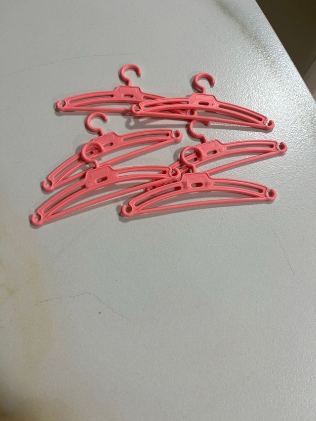 10 Perchas plástico muñecas rosas