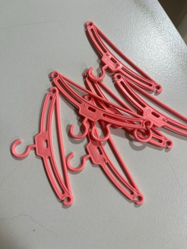 10 Perchas plástico muñecas rosas