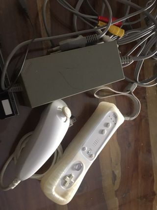 Wii + mandos - consola gris y blanca